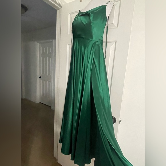 STUNNING SATIN 💚 LONG DRESS | F & P Paris | Evening Gown | Condition: Like New - Picture 5 of 8